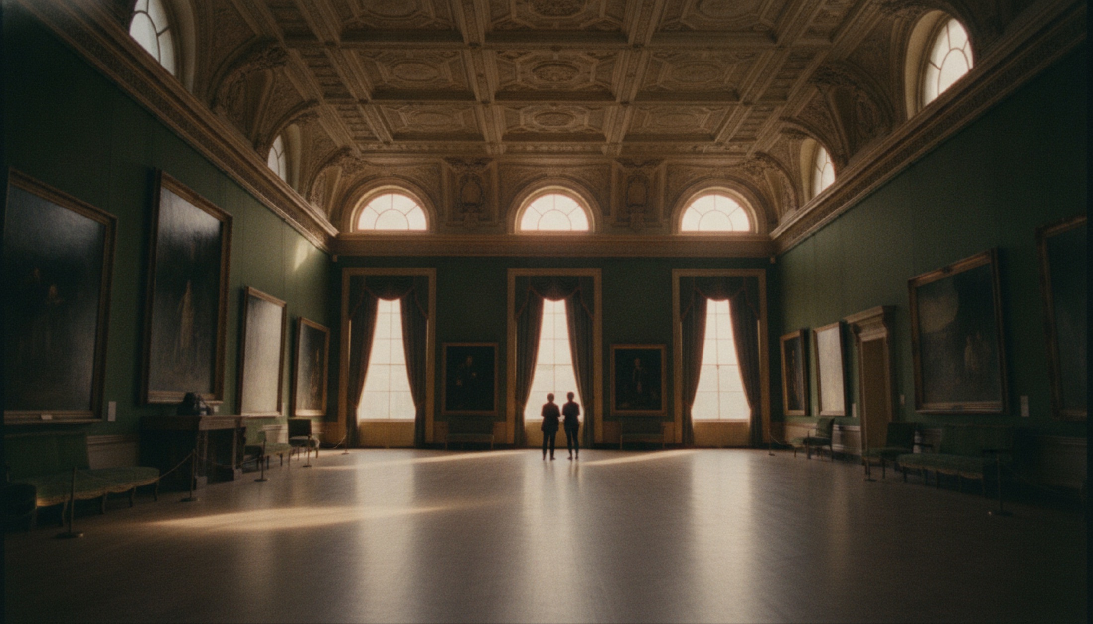 Royal Academy of Arts Burlington House'da Viktorya dönemi resim galerisi salonu