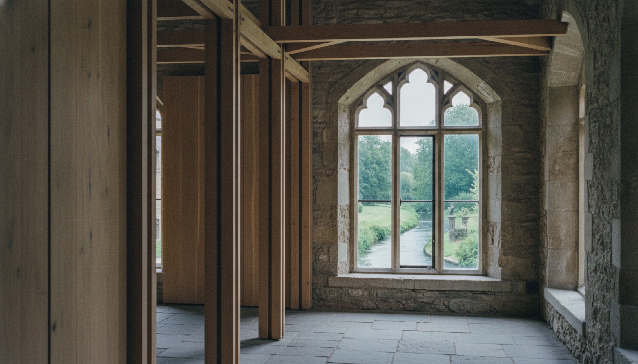 River Wing Clare College Cambridge prefabrik meşe tavan ve taş zemin