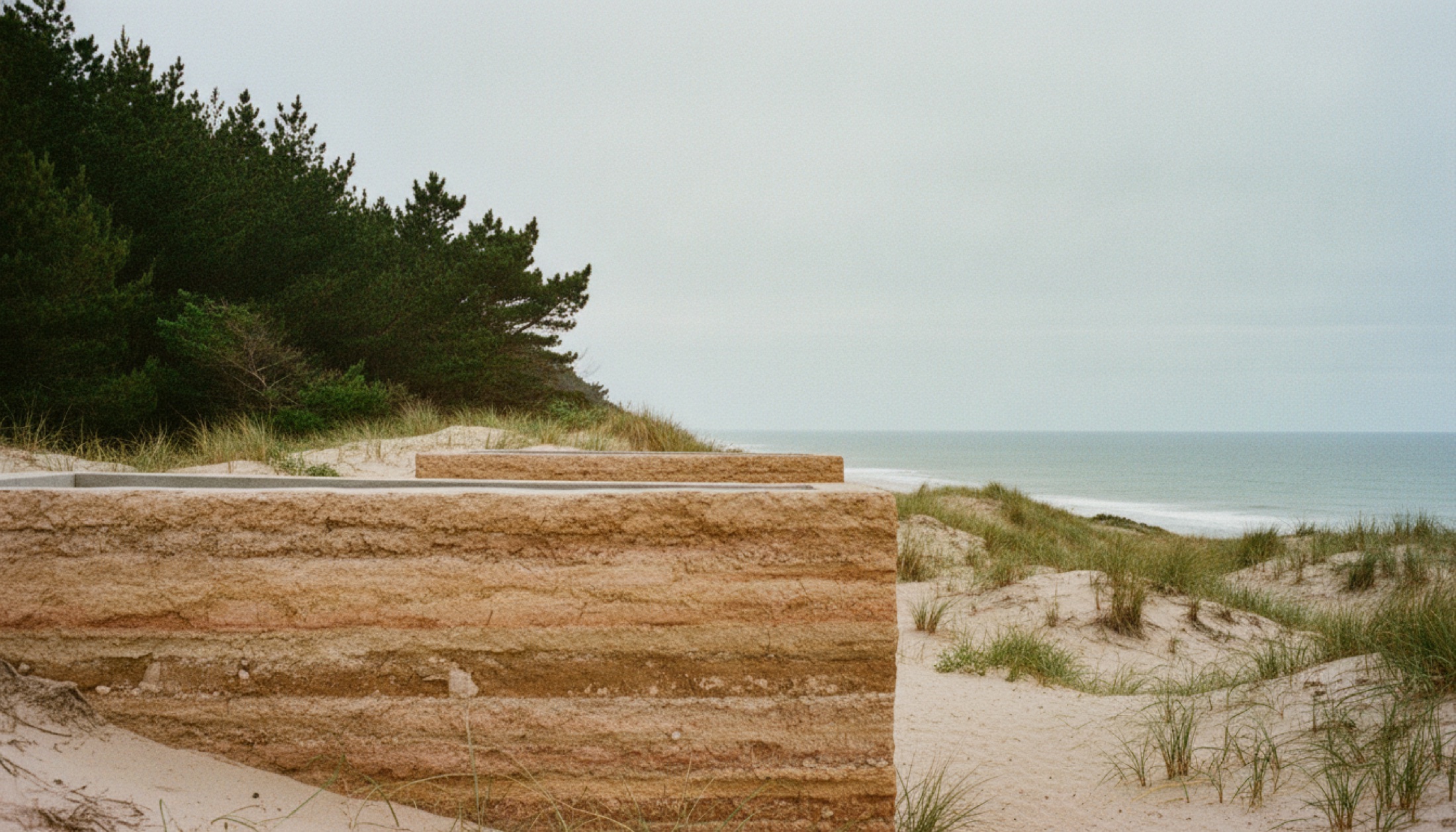Yeni Zelanda kıyısında kum tepesi üzerinde iki rammed earth pavyon, Double Courtyard House, Roberts Gray Architects