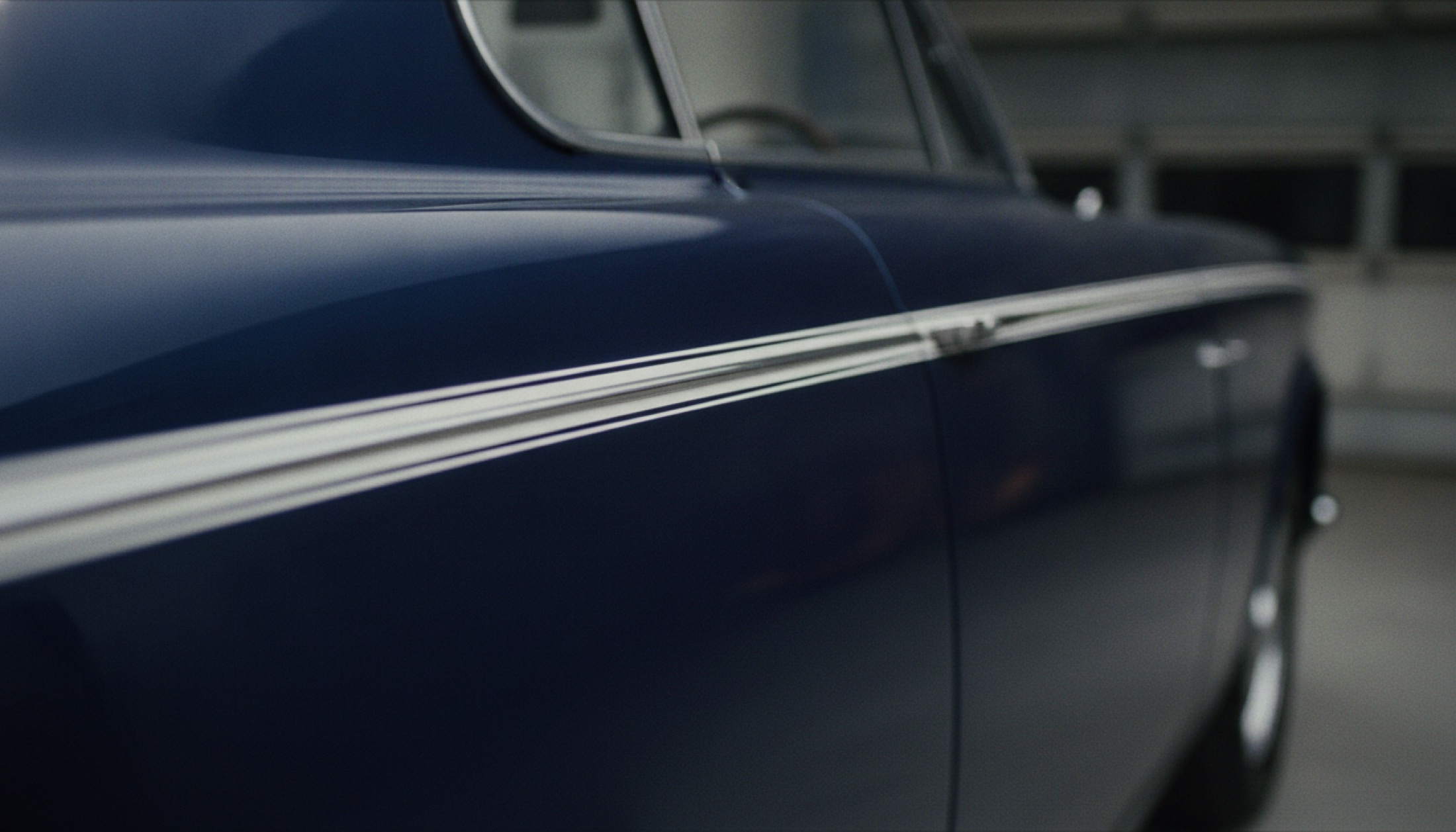 Rolls-Royce Ghost Savile Row'un lacivert ve beyaz dış kaplamasındaki el boyamalı gümüş featureline detayı, Goodwood 2026