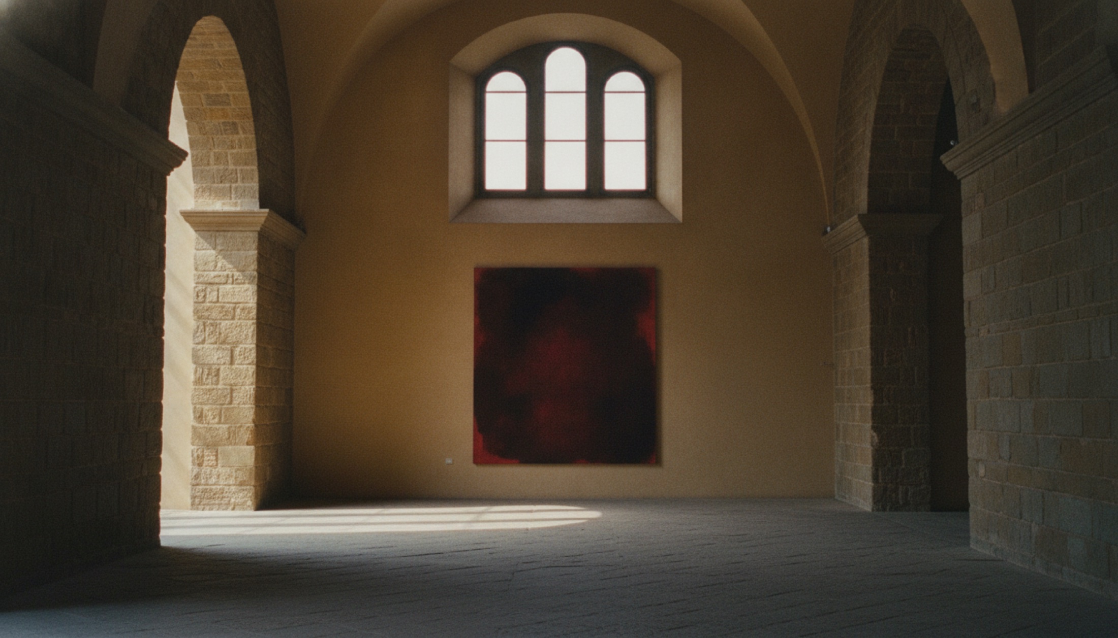 Palazzo Strozzi'nin taş duvarlarında asılı koyu kızıl renk alanı tuvali