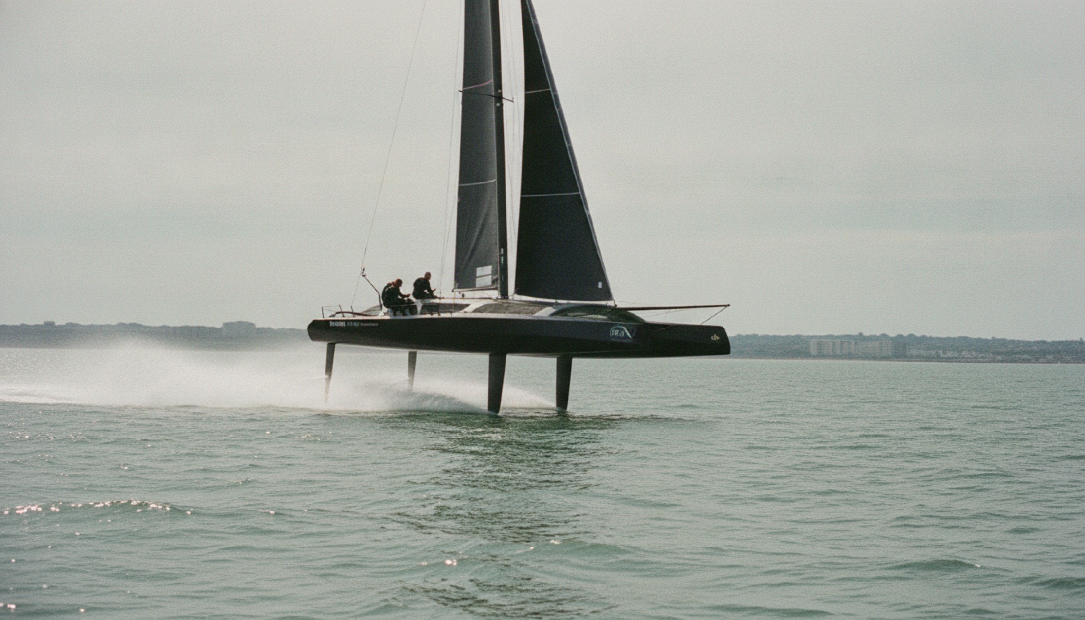 SailGP F50 katamaranı Portsmouth açıklarında hidrofoillerle su üzerinde uçuyor