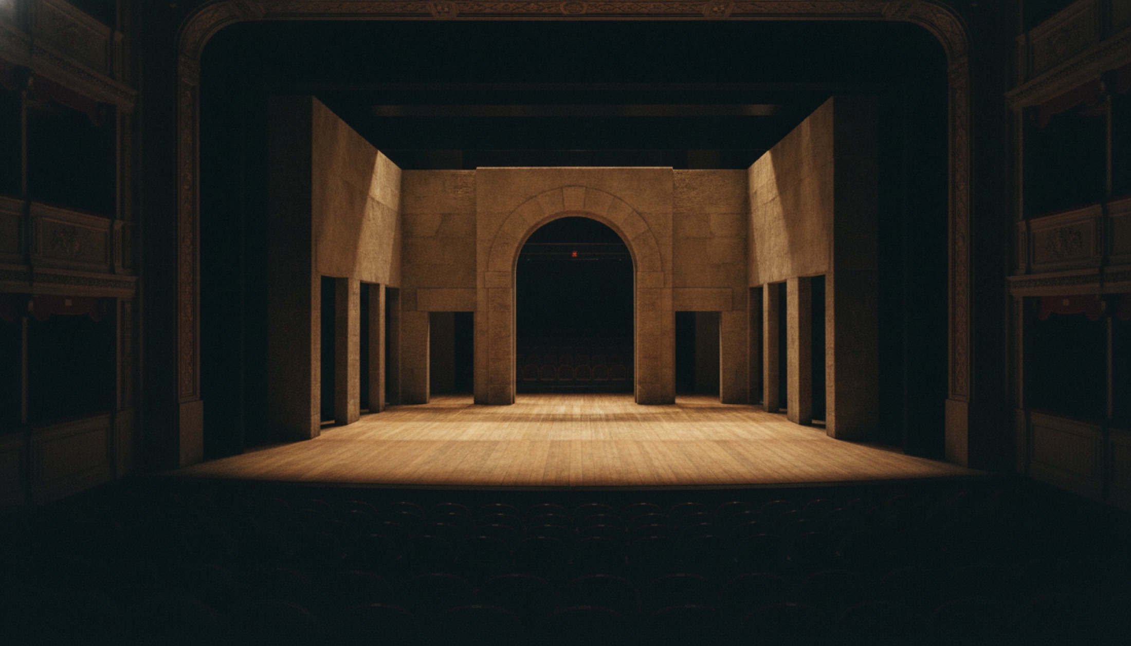 Büyük opera sahnesi, boş prova anı, amber ışık, derin perspektif ve taş kemer
