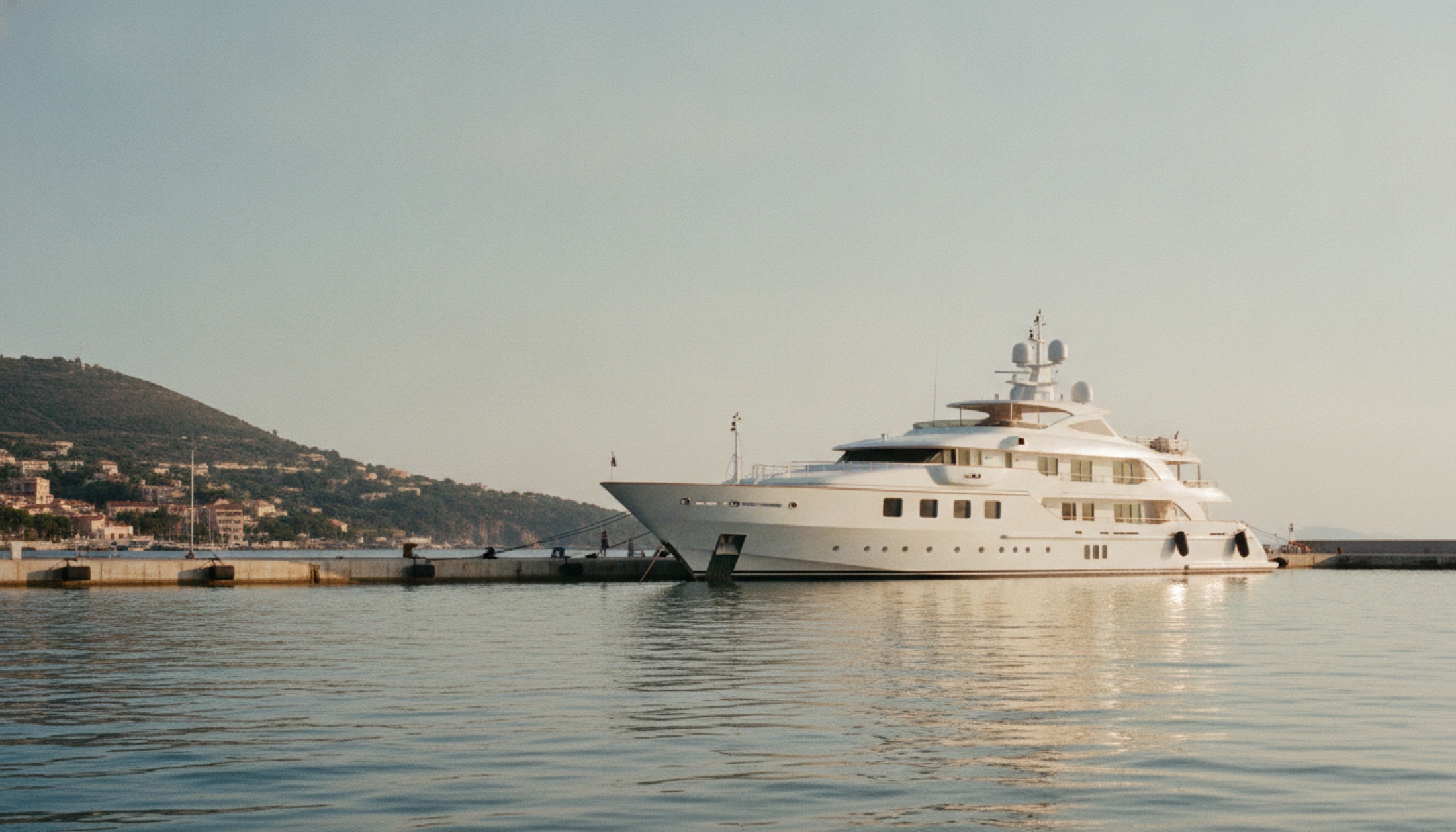 Sanlorenzo Silver Fox süperyatı Akdeniz limanında rıhtıma yanaşmış, üst yapısı açık havada görünüyor