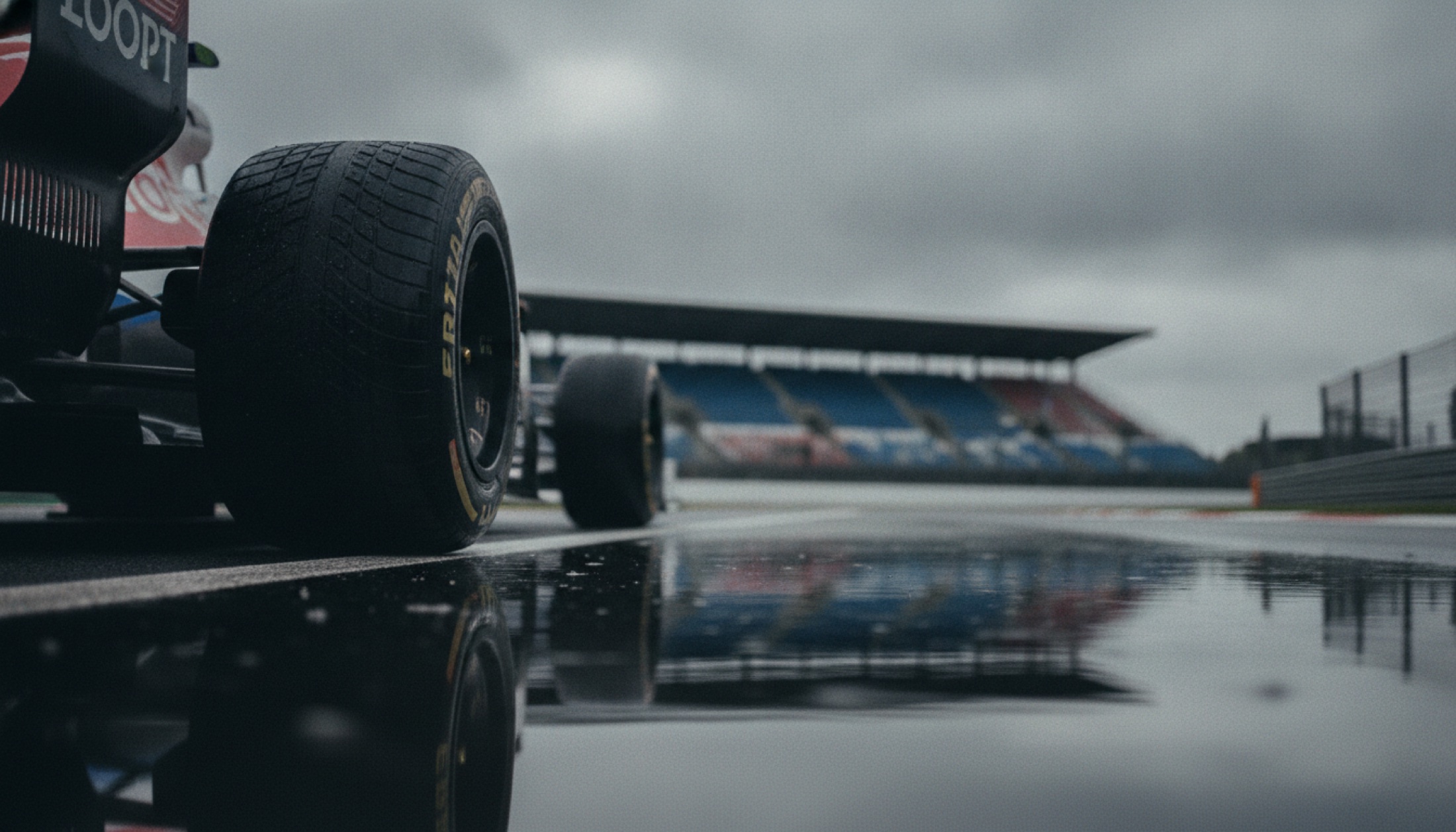Formula 1 aracının sol ön tekerlek kalkanı ve pist detayı, Silverstone atmosferi