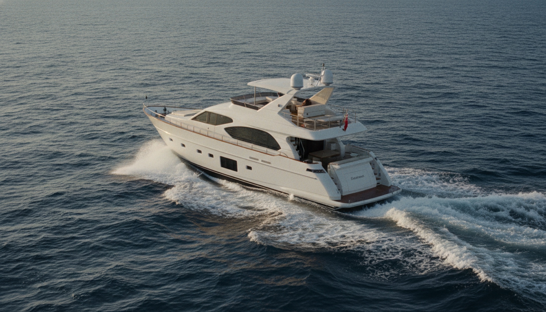 Sirena 118 — 36 metrelik tri-deck GRP motor yat, deniz denemesinde kıç katlanır platform açık, Akdeniz koşulları
