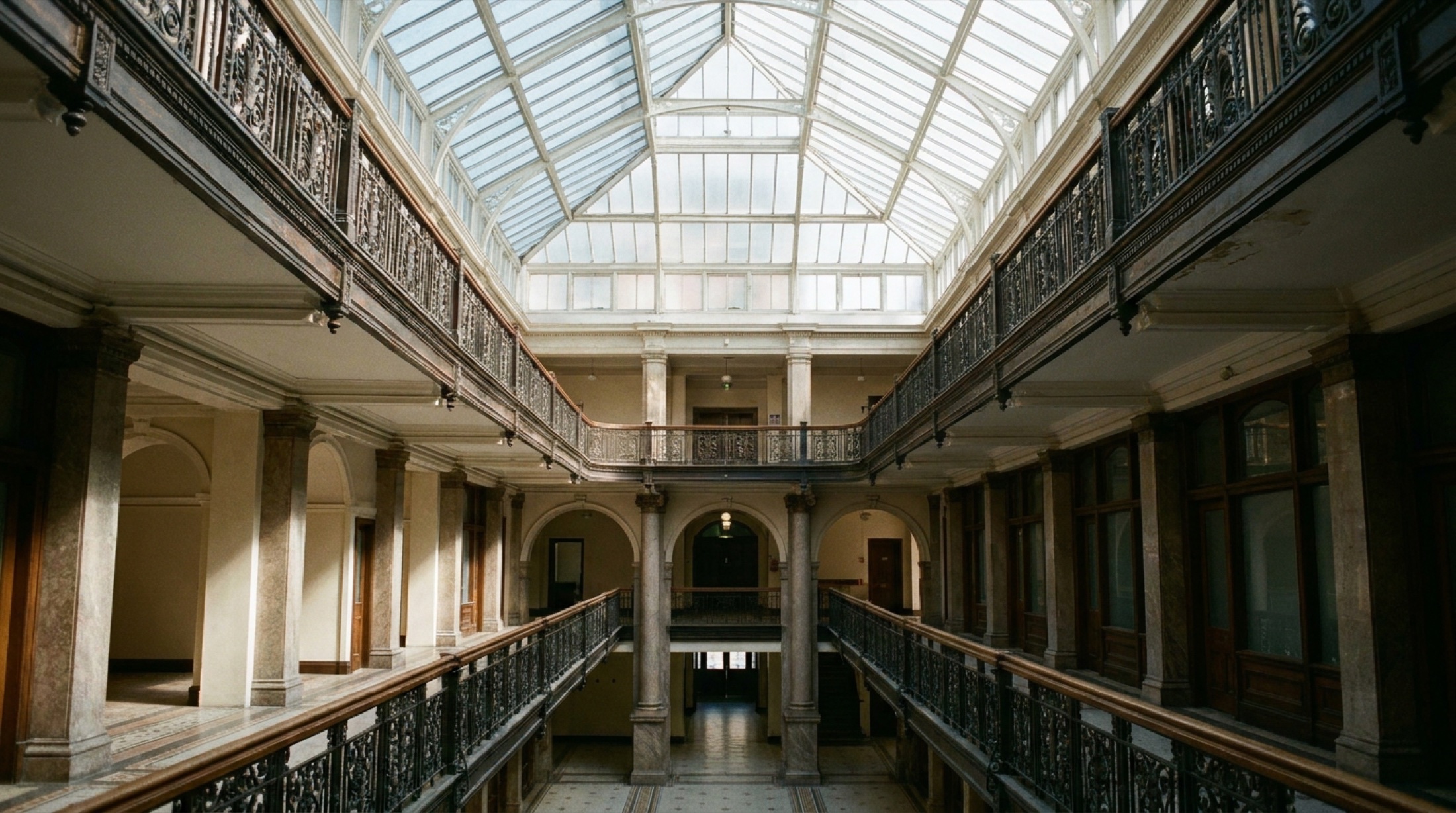 Whiteley's binasının Edwardian cam çatıdan aydınlanan boş iç avlusu, Six Senses Londra