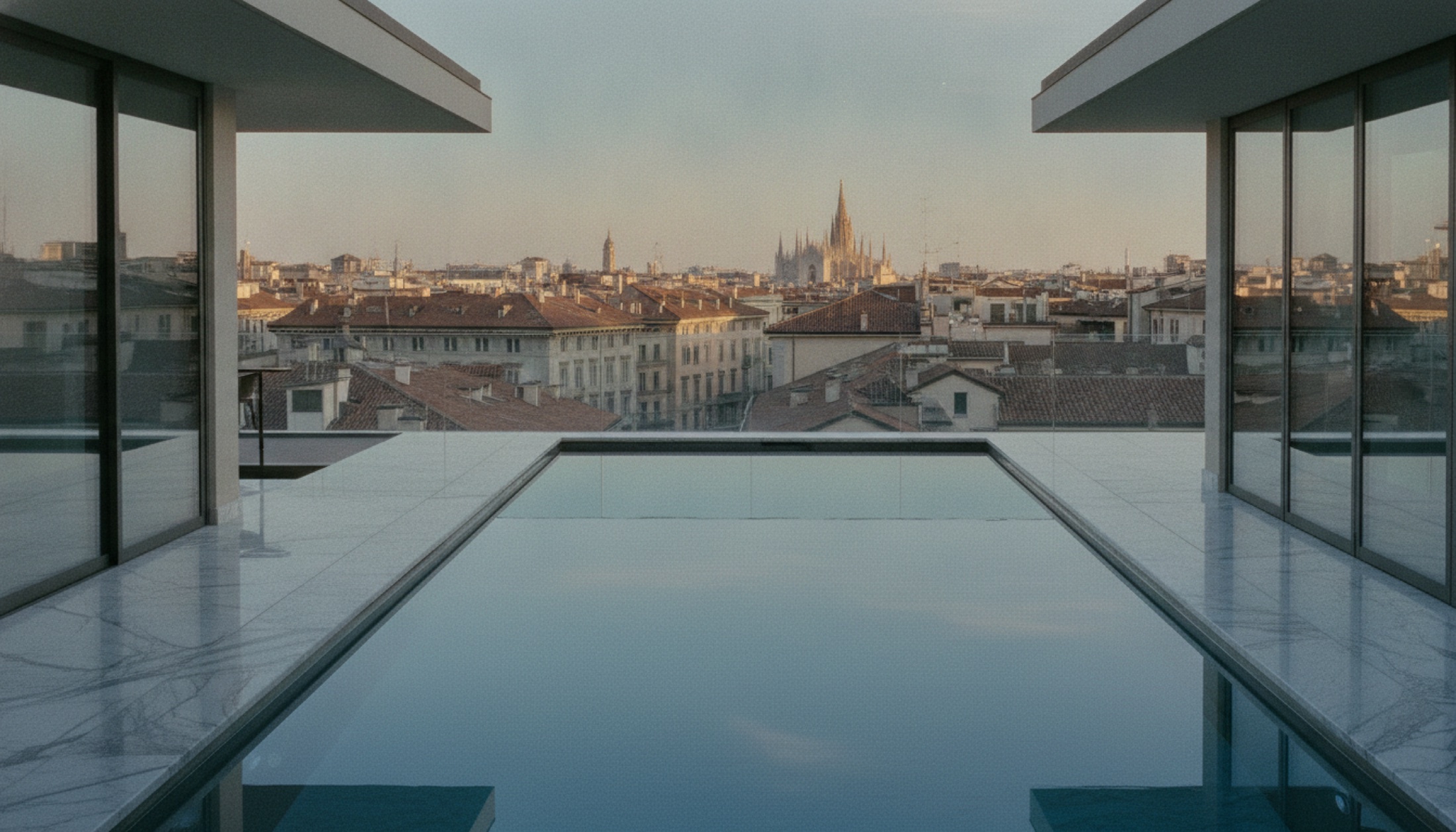 Six Senses Milan Via Brera sky pool ve Milano silueti