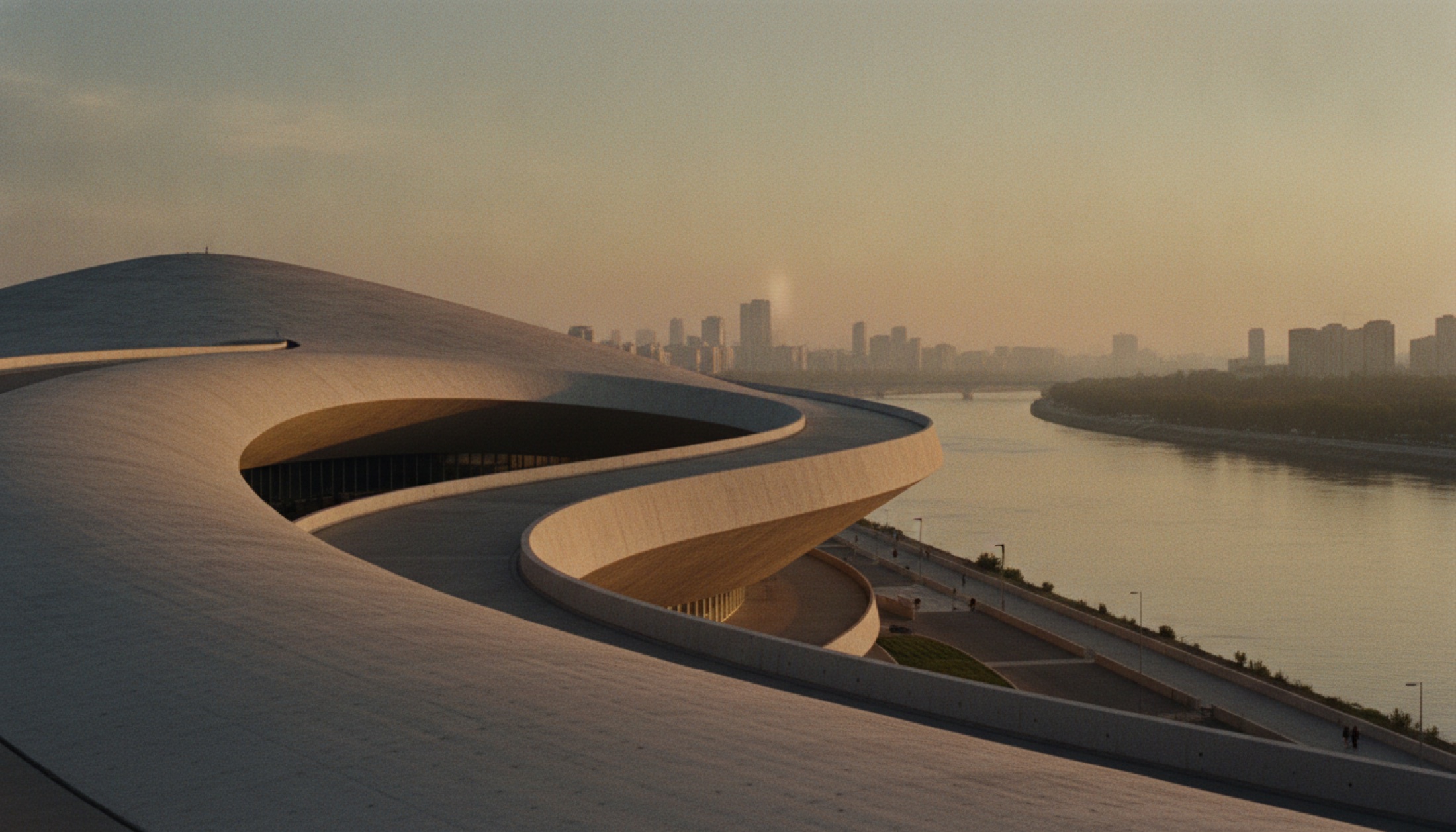 Snøhetta'nın Shanghai Grand Opera House'u, Huangpu kıyısından görülen helikal beton çatısıyla
