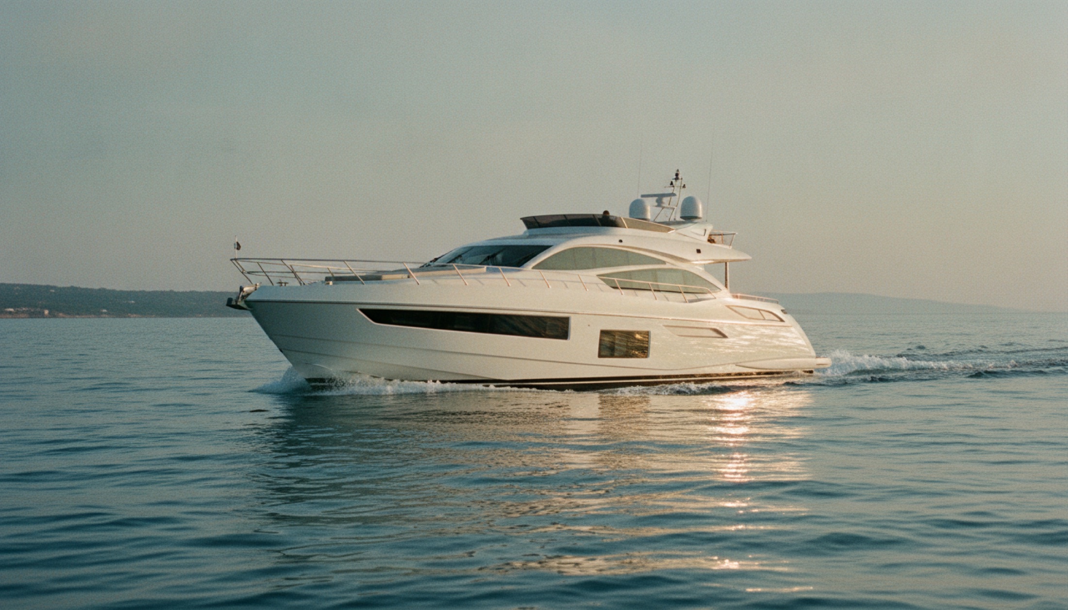 Sunseeker 94 motor yat, Akdeniz'de seyir halinde, sabah ışığında düşük açıdan çekilmiş