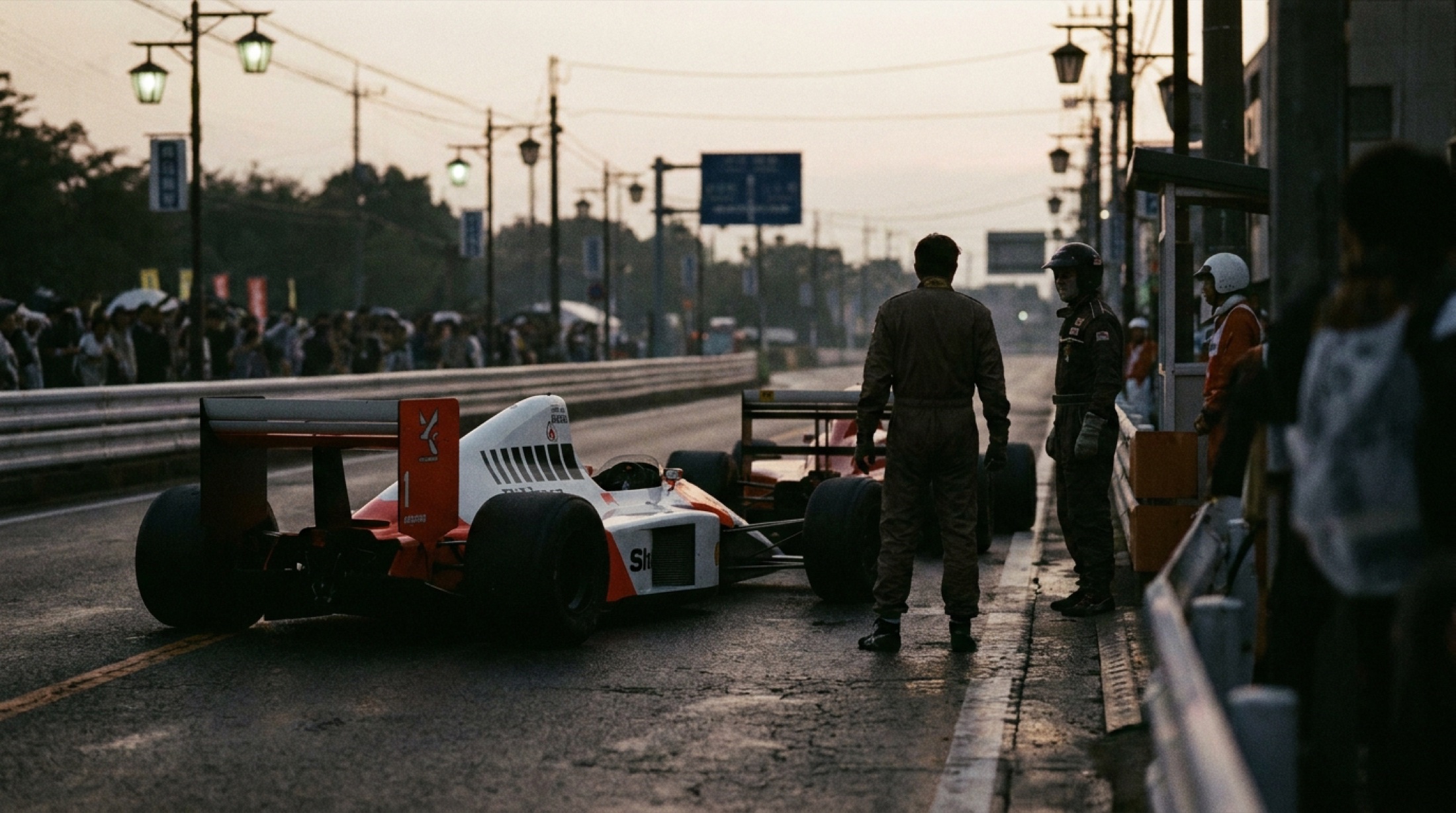 McLaren MP4/5 1989 Japonya GP Suzuka, şikanenin önünde beyaz-kırmızı renk şeması