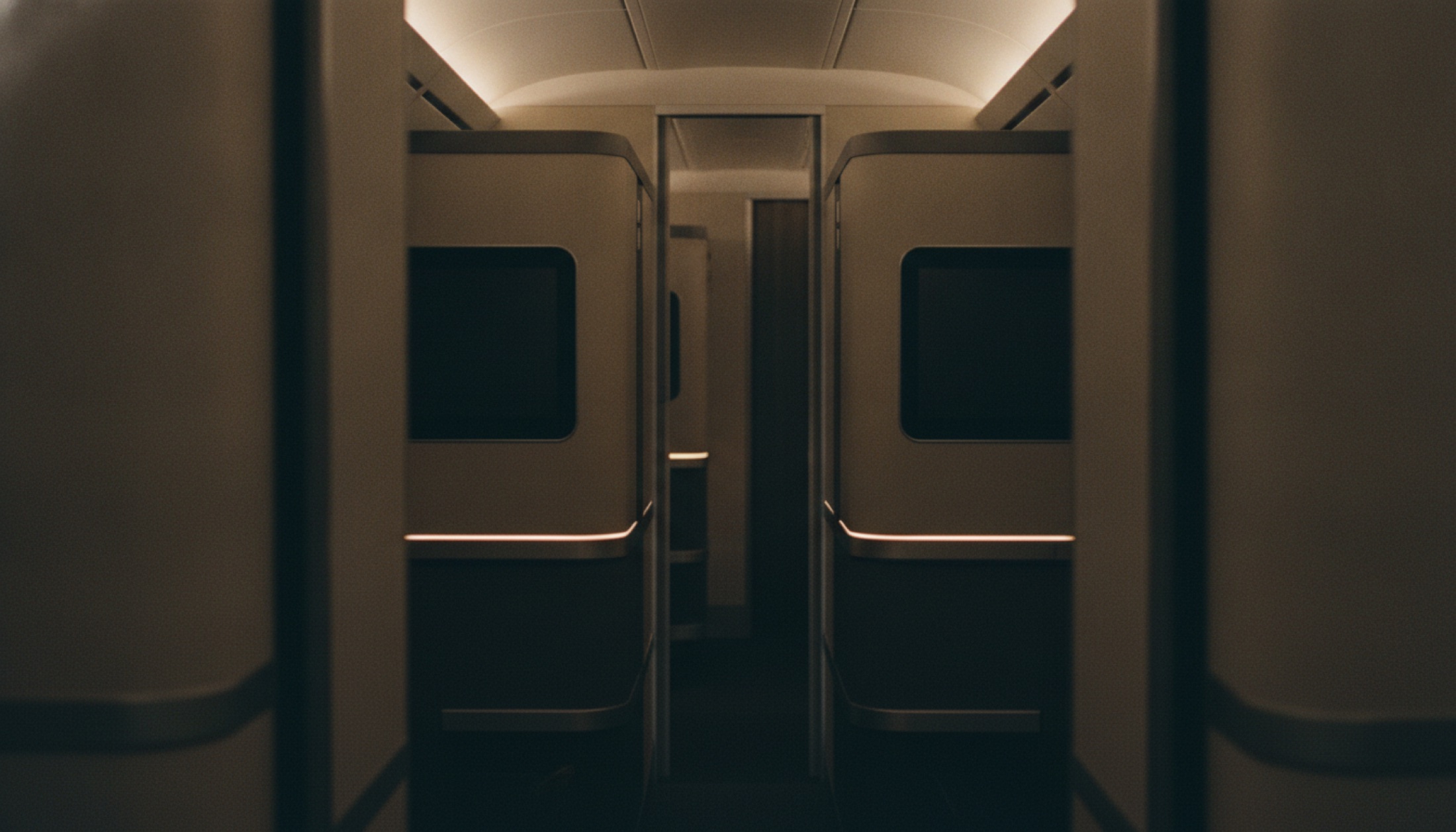 SWISS First Grand Suite kabin içi, boş ve kapalı kapılı