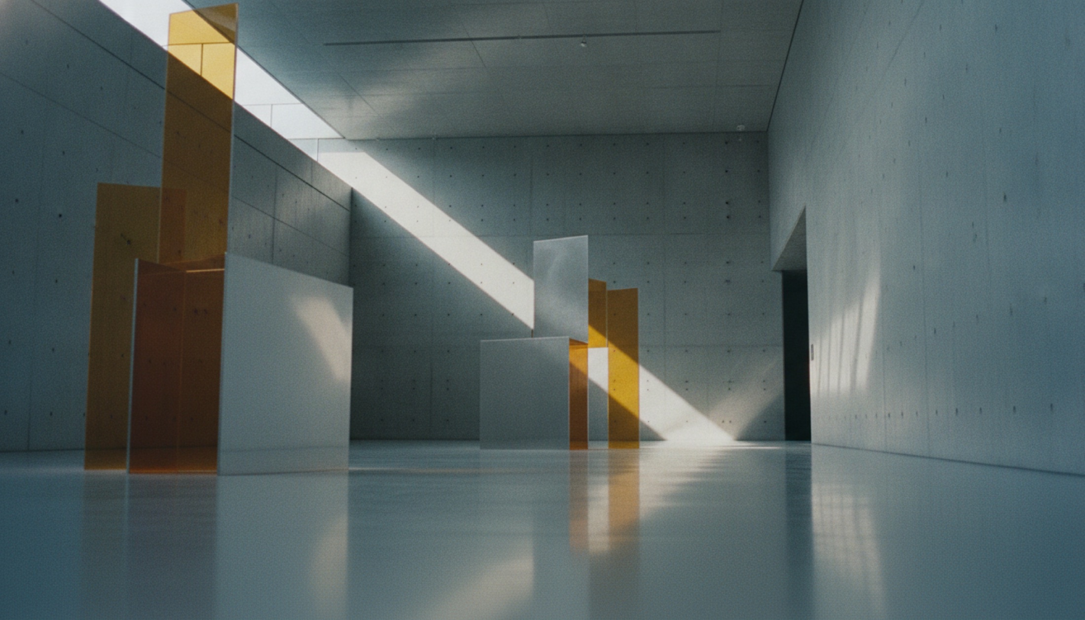 Museum of Contemporary Art Tokyo galerisinde Tada Minami'nin yansıtıcı heykel ve rölyef kurulumları
