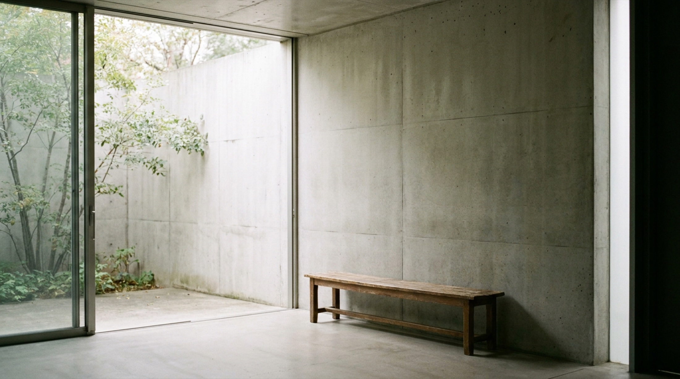 Tadao Ando'nun çıplak beton duvarı ve geometrik kesimden süzülen gün ışığı