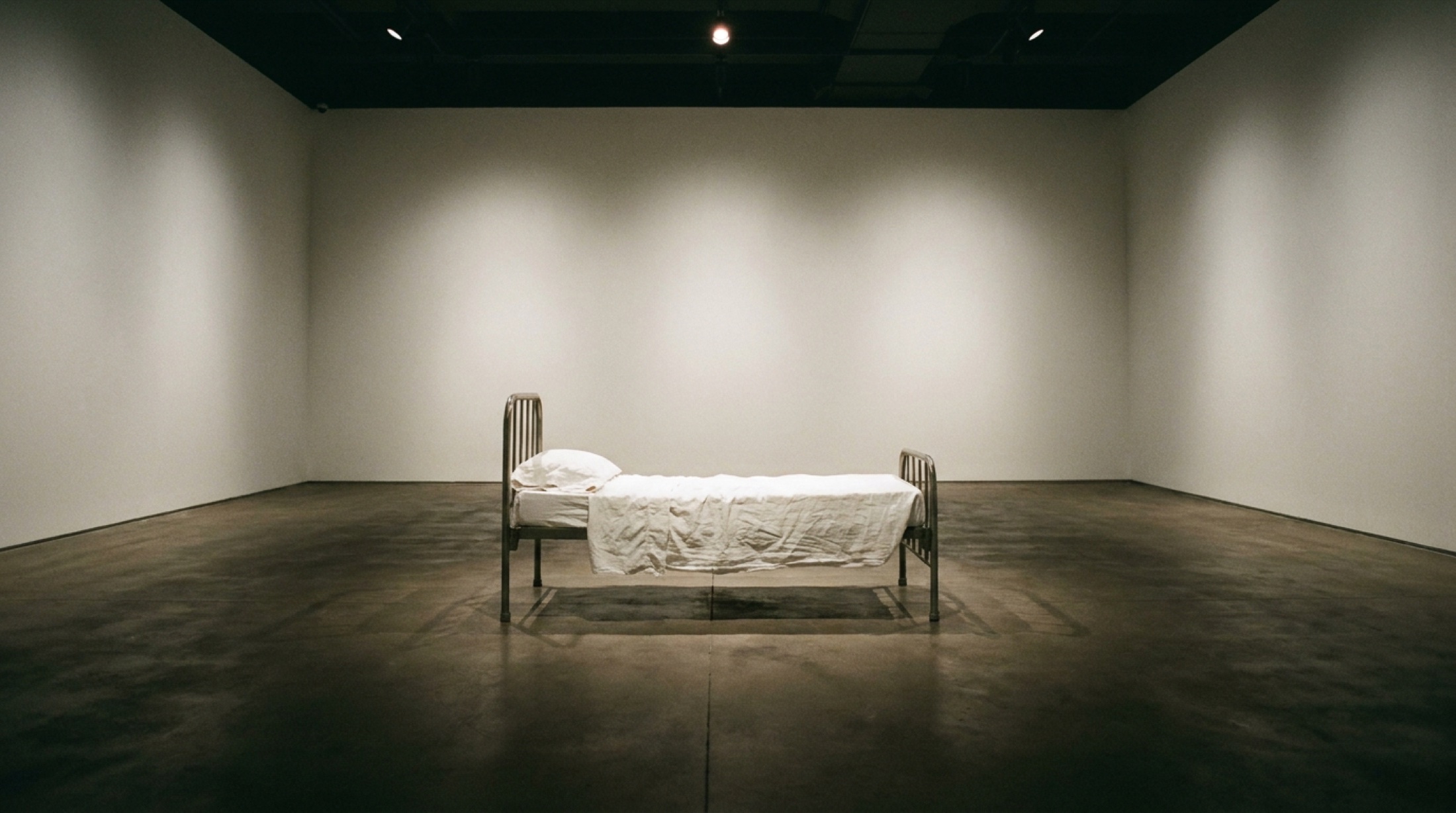 Tate Modern galerisinde beyaz çarşaflı bir yatağın çekilmiş boş fotoğrafı