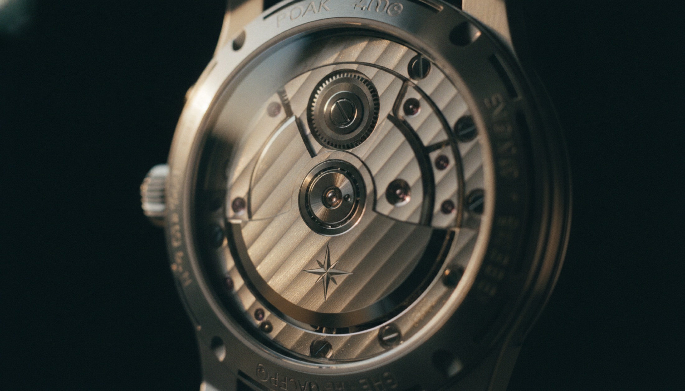 Vacheron Constantin Calibre 2550 platin mikro rotor ve askılı çift sarmal detayı
