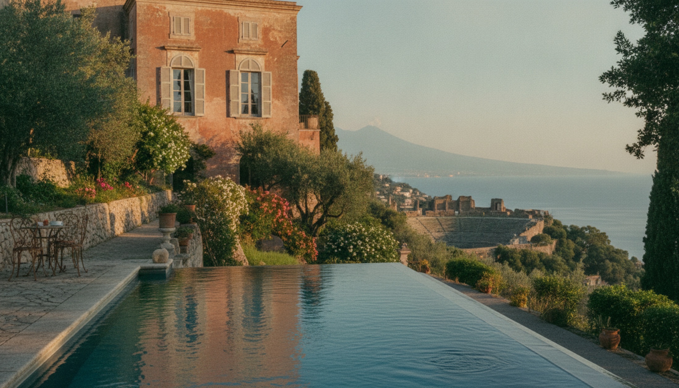 Villa Timeo'nun Taormina tepelerindeki taş cephesi ve akdeniz bahçesi