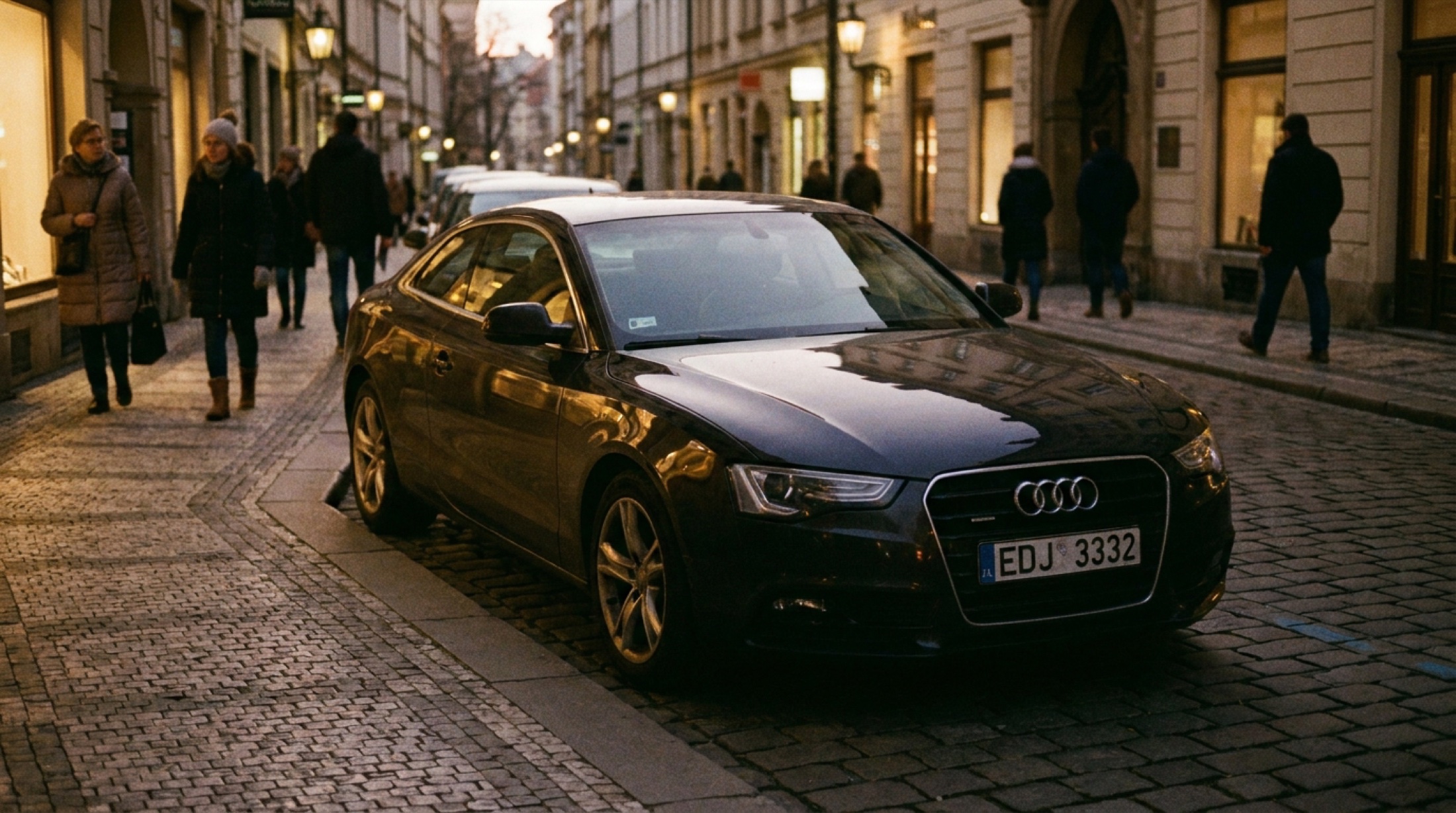 Audi Singleframe ızgara detayı, A6 ön fasya kromilik çerçeve ve dikey lamelalar