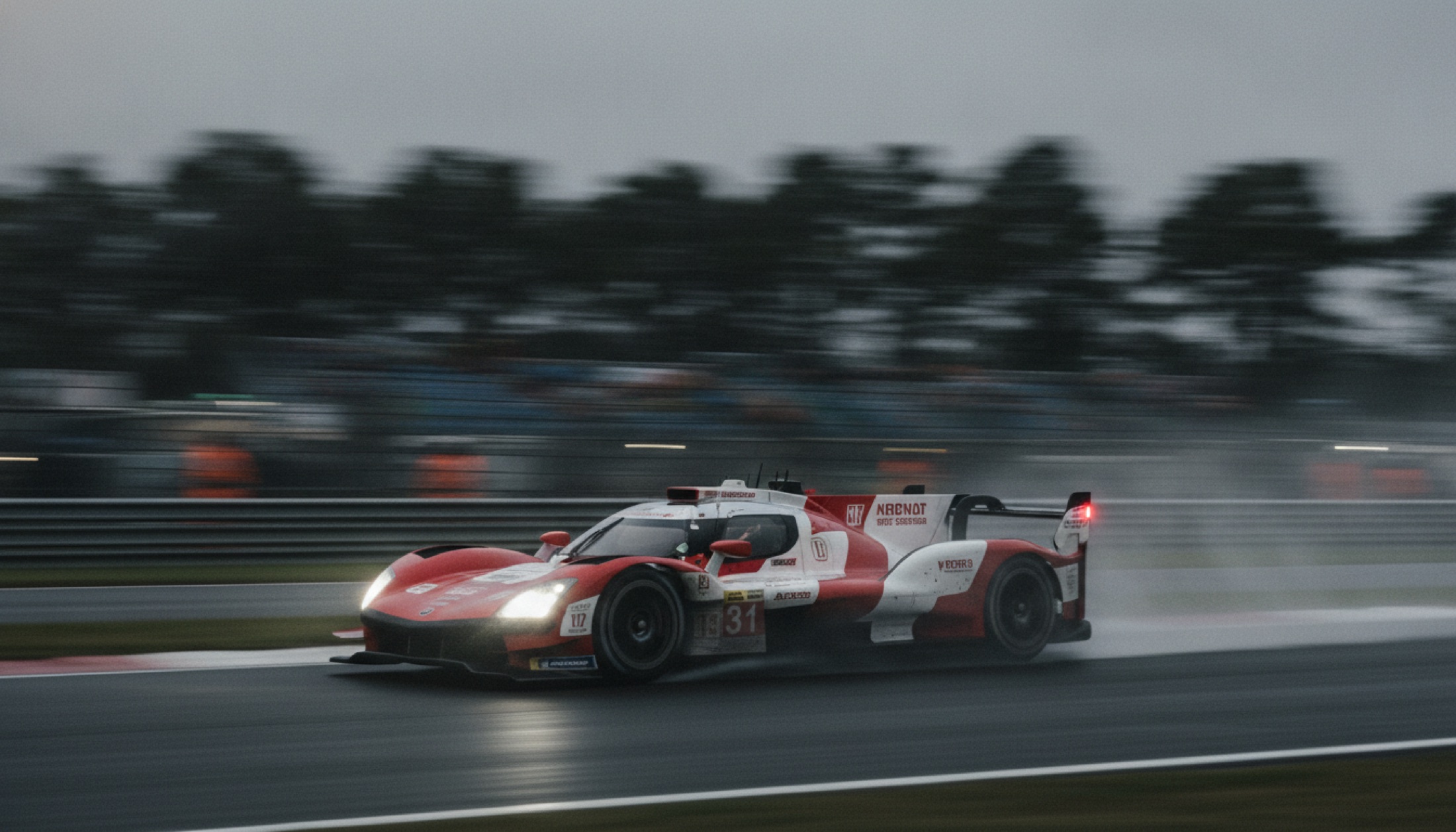 Toyota TR010 Hybrid, 2026 WEC sezonunda kırmızı-beyaz renk düzeniyle pist virajında