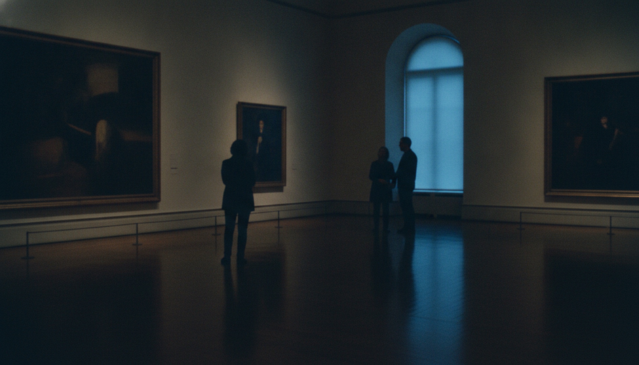 Tate Britain'da alacakaranlıkta bir galeri odası, mavi-altın tonlarda atmosferik ışık