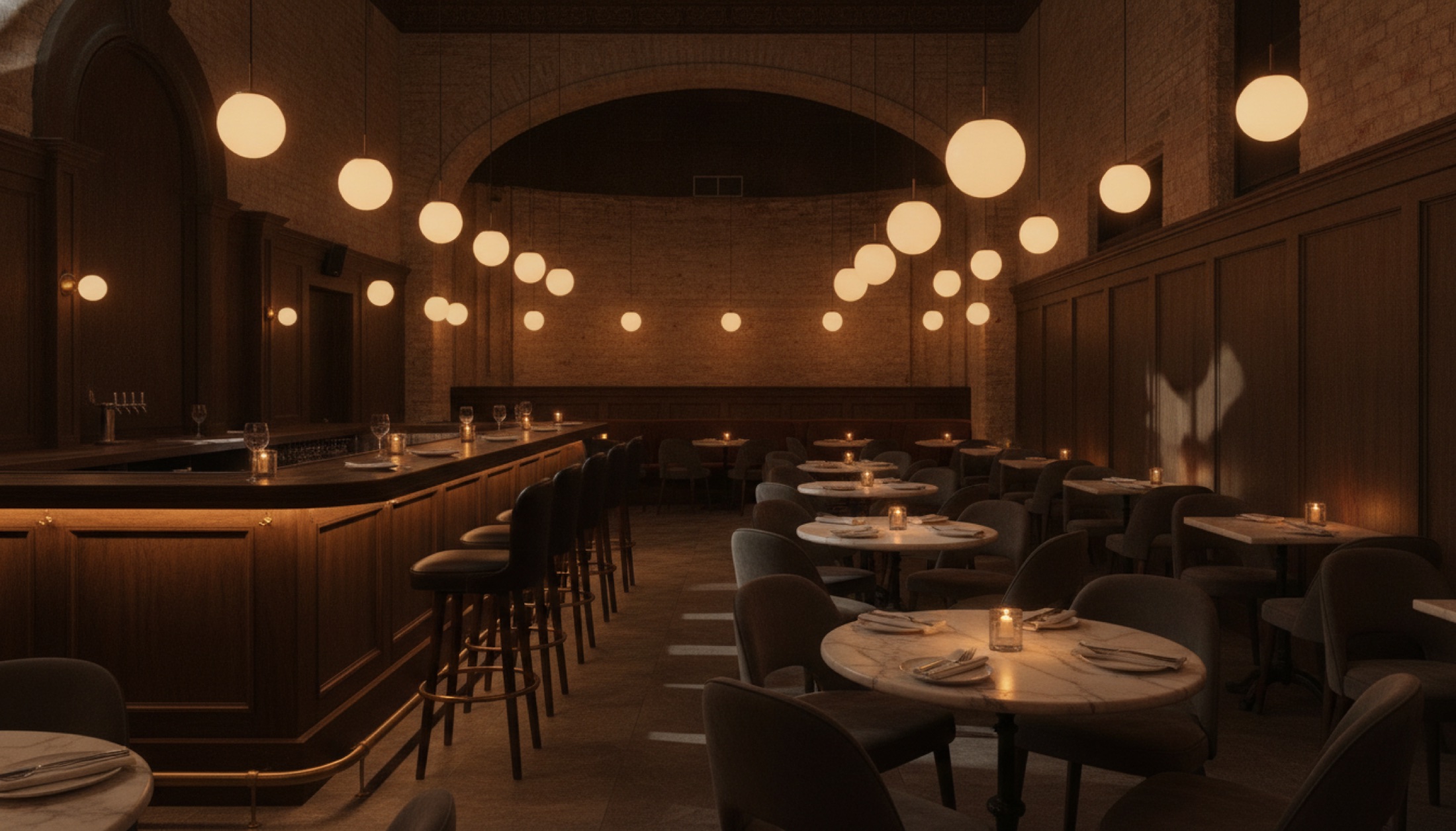 Wild Cherry restoranının içi: Cherry Lane Theatre'ın restore edilmiş salonunda küçük masalar ve uzun bir bar tezgâhı